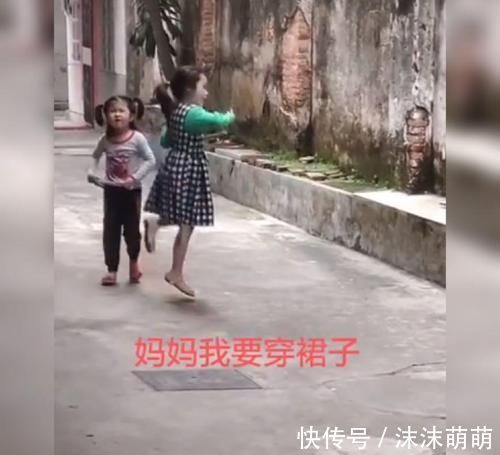 家长|萌娃跟着姐姐跳舞，突然发现没穿裙子，接下来的一幕令人捧腹大笑