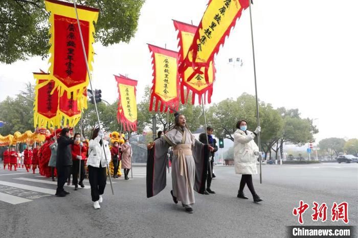 年货@屈原故里赶集会再现“背盒”习俗