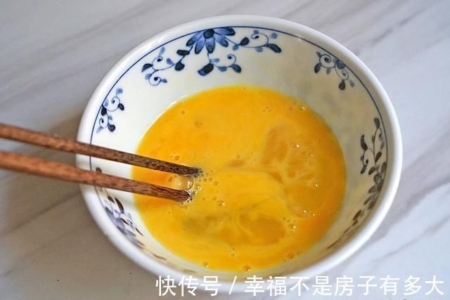 尖椒炒鸡蛋第1步放油就错了，难怪不嫩不香，看大厨教你正确做法