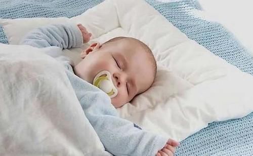 孩子|孩子熟睡后总爱“满床打滚”?背后的原因都在这里,宝妈要当心!