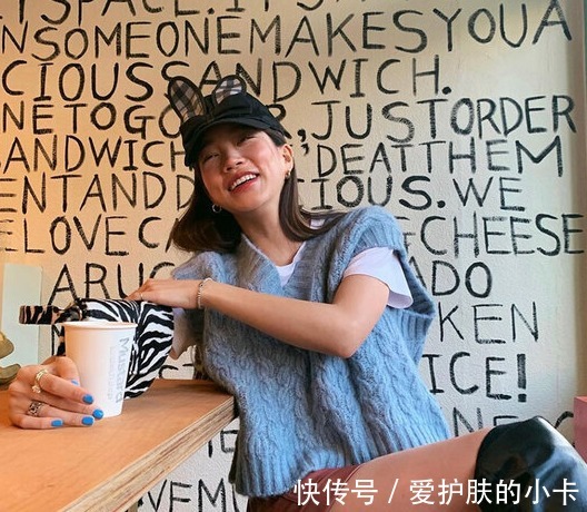 马甲|卫衣失宠了？2021秋冬流行穿“针织马甲”，单穿叠穿都美炸！