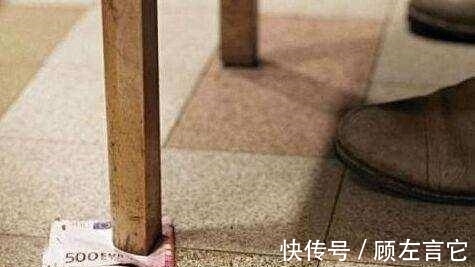 |搞笑图片幽默段子笑话:哈哈,真会玩啊,垫桌脚都用纸币么