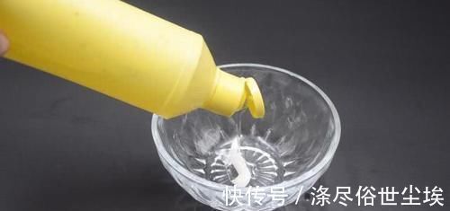 年前大扫除,玻璃太脏别用水擦了,只需喷一点它,干净透亮无水印