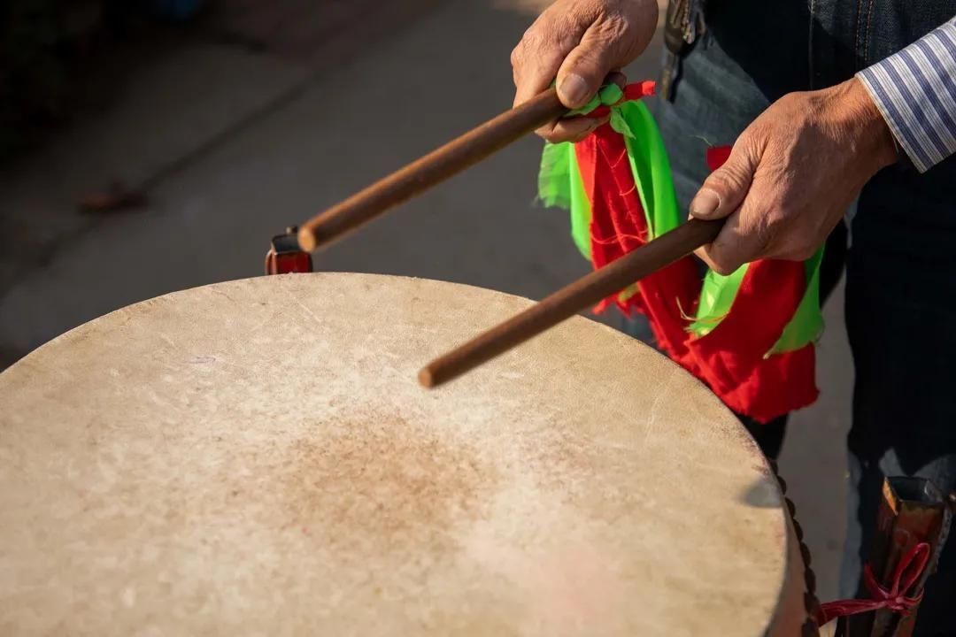  锣鼓|西海岸记忆！泊里锣鼓：百余人奏出“东方交响乐”