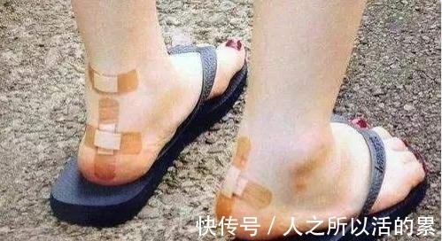 高跟鞋 “只有女生才懂的痛”：脱妆磨脚掉头发，口红沾杯连体裤上厕所！