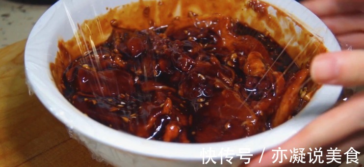 叉烧肉的家庭做法,先腌后焖,不加水不加油,鲜嫩多汁,香气四溢