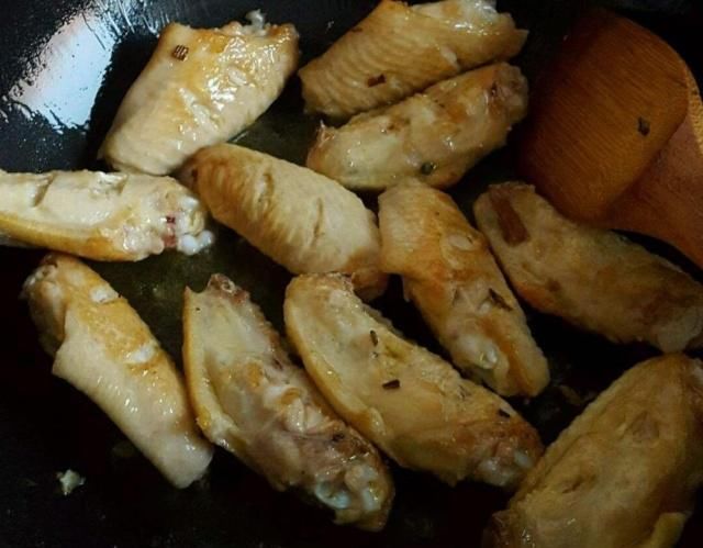鸡翅这样做，比可乐鸡翅还好吃，色泽红亮，肉质细嫩，吃完还想吃