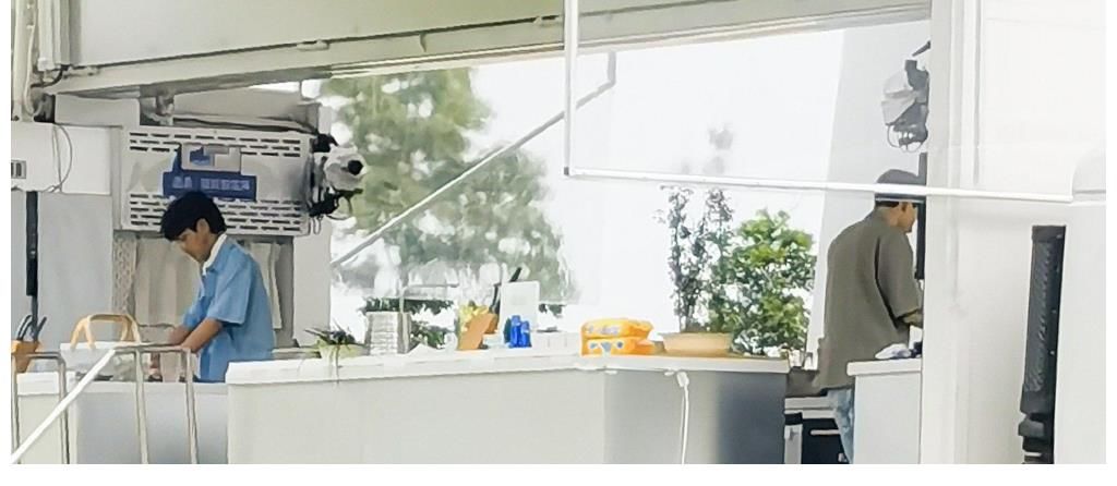 周也|丁真和周也為《中餐廳》采購，買了兩推車，讓女生搬東西好直男