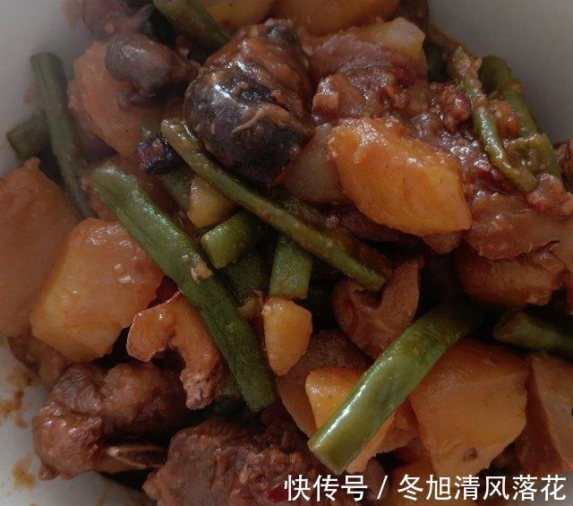美食天下|土豆烧排骨,土豆粉糯,排骨入味,好吃下饭!