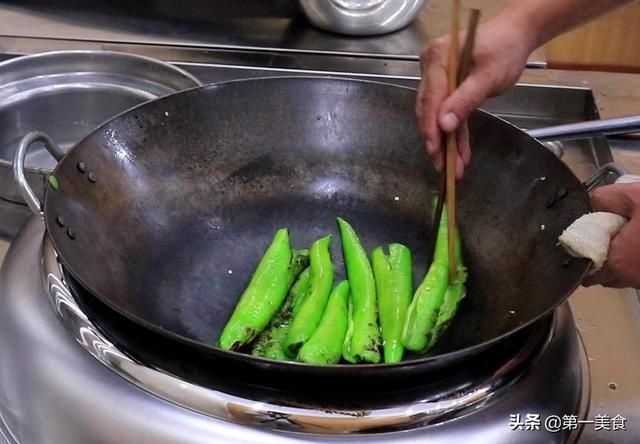 虎皮|虎皮青椒不放油也能起虎皮，厨师长分享做法和技巧，学会在家做