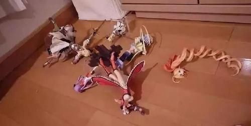 橱窗|熊孩子弹指间摧毁妹子手办,家长用一百元打发妹子,妹子:法庭见