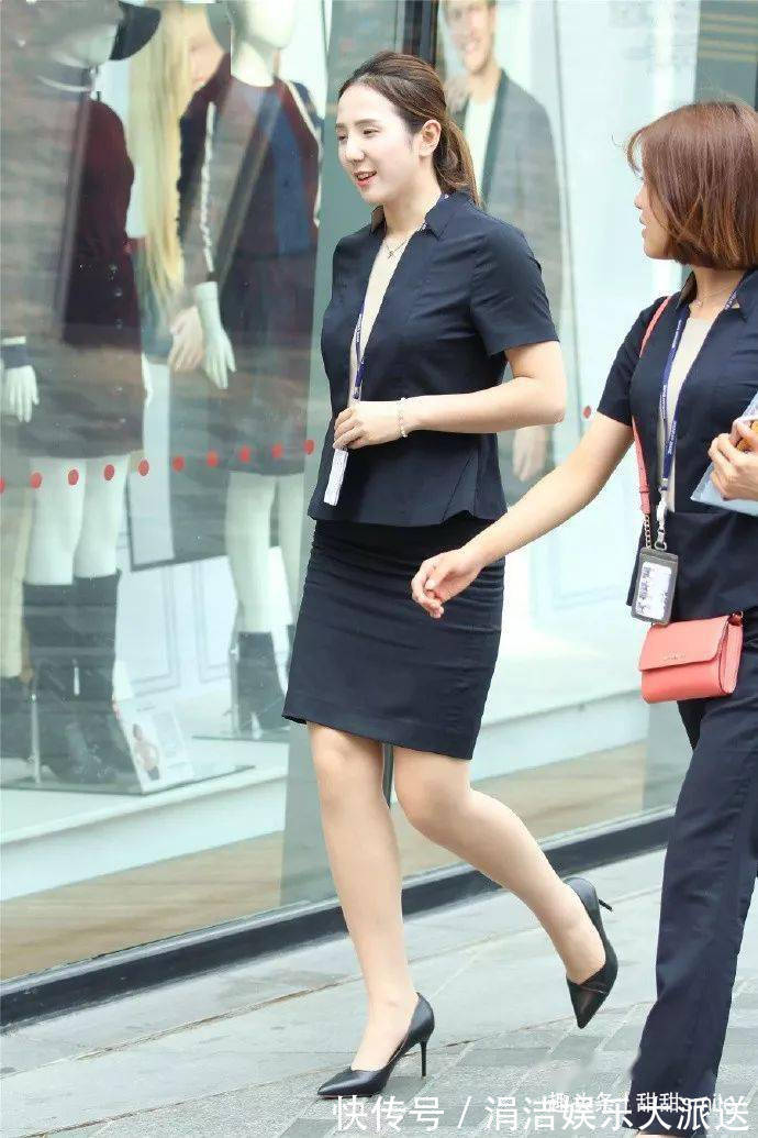 尖头 美女脚上一双一字带的高跟凉鞋,凸显她的身高,显得更加的有气质