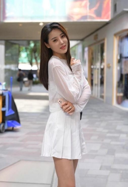 牛仔裤 穿着卡其色,时尚而老成,充满高级感