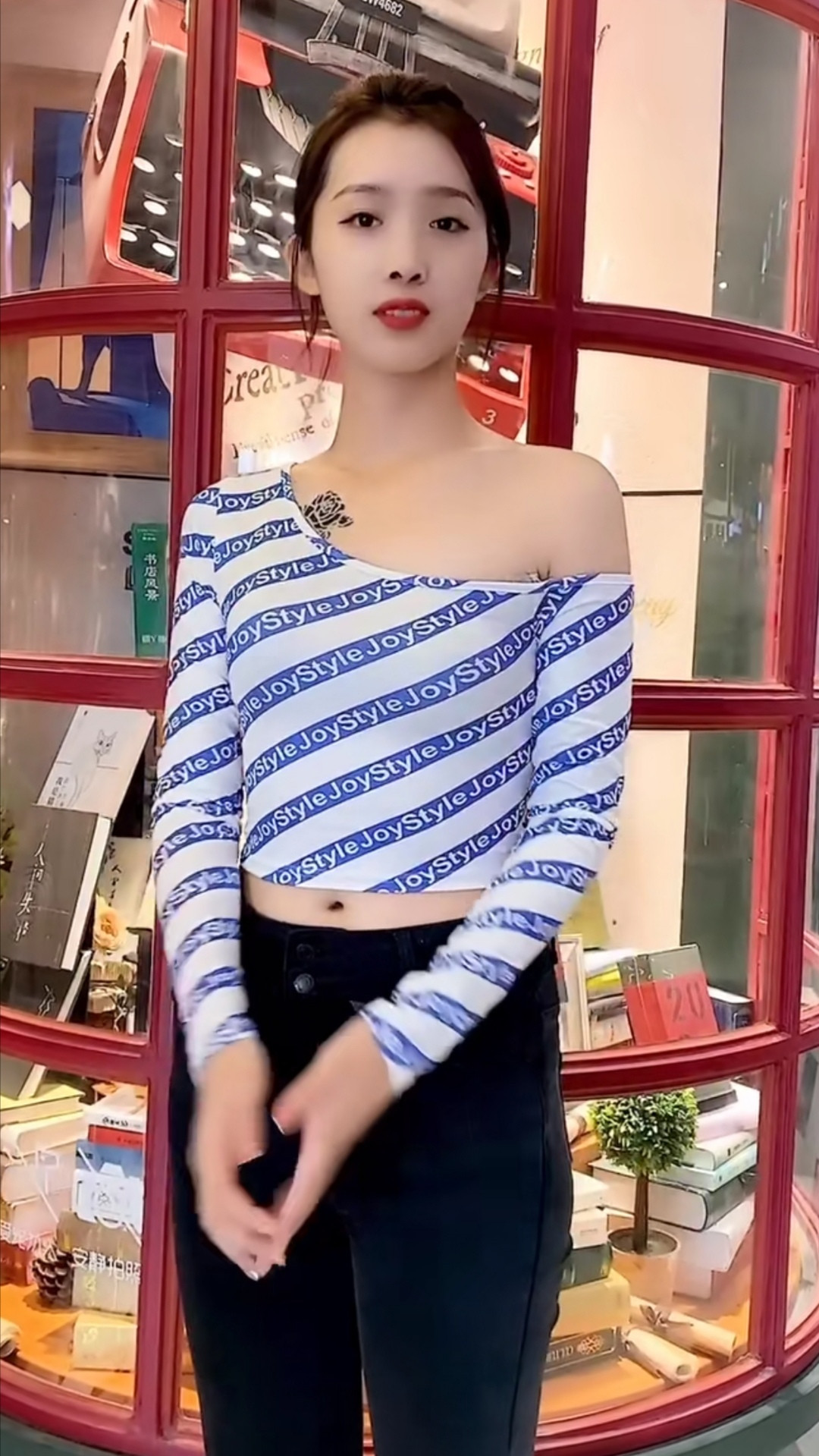 斜肩长袖紧身T恤搭牛仔裤, 字母花色与牛仔纯色的绝配!