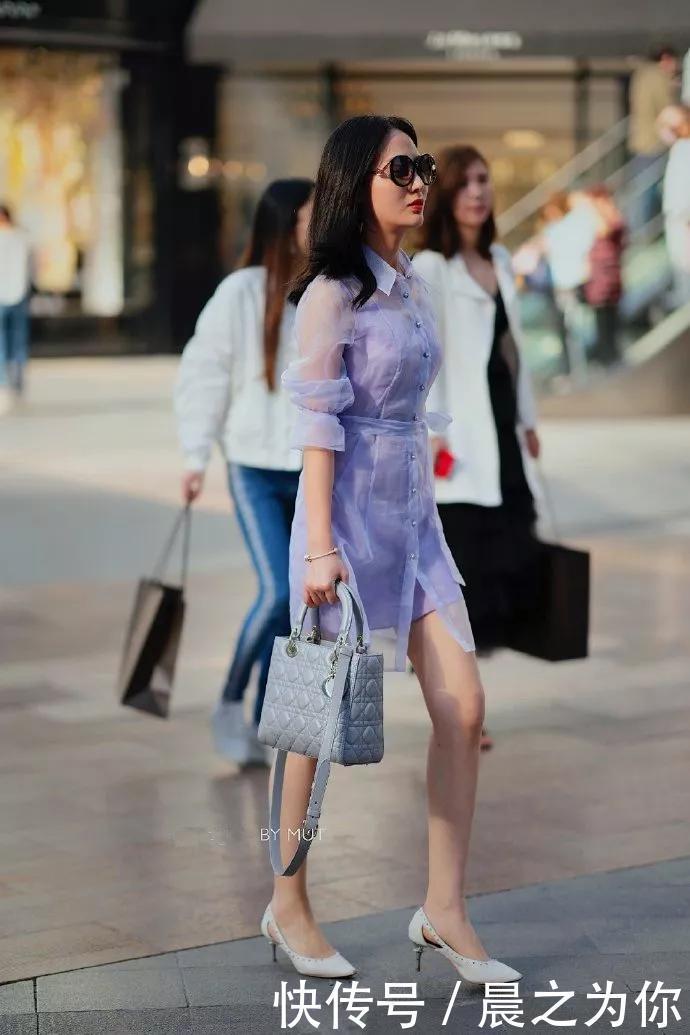 街拍:很多女生都喜欢戴一副墨镜,让自己看上去更加的帅气一些