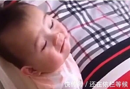 宝宝|宝宝被床围卡住了,但是妈妈只顾着拍照,宝宝心有余而力不足