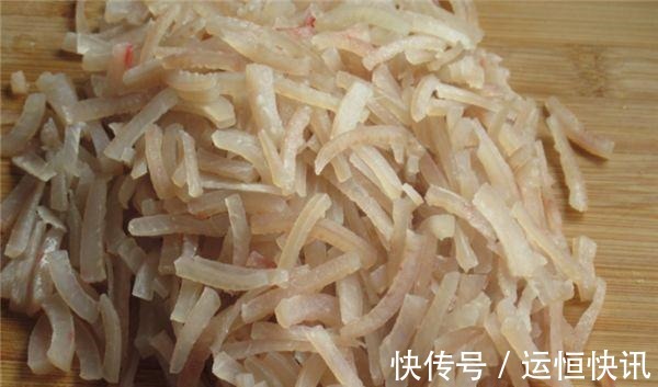 煮猪皮的时候，不要直接下锅煮，多加这一步，猪皮冻爽口不油腻！