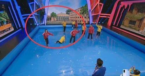 华晨宇|关晓彤趴包贝尔身上，谁注意她腿咋放的？网友：一看就是有男友的人