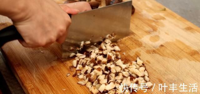 小董|三伏天,用这菜蒸包子太香了,想吃都买不到,皮薄大馅又鲜美