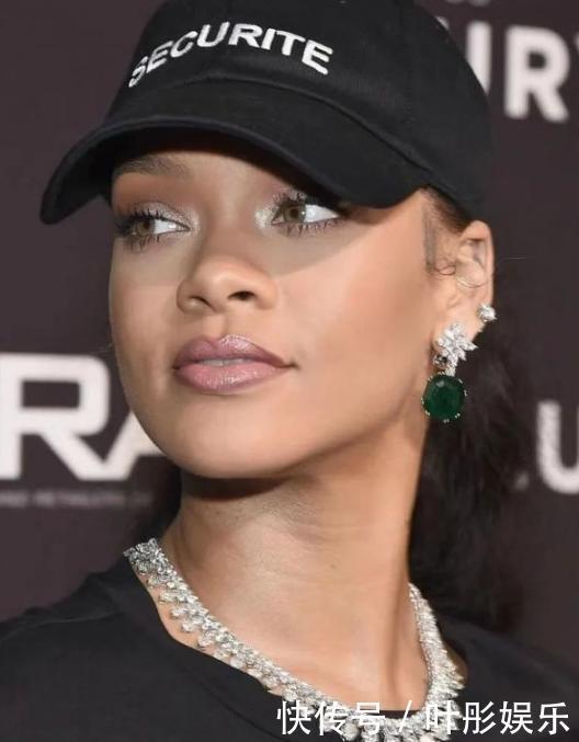 价值不菲的祖母绿,搭配合适,佩戴在身让你变得浓郁而充满生机感