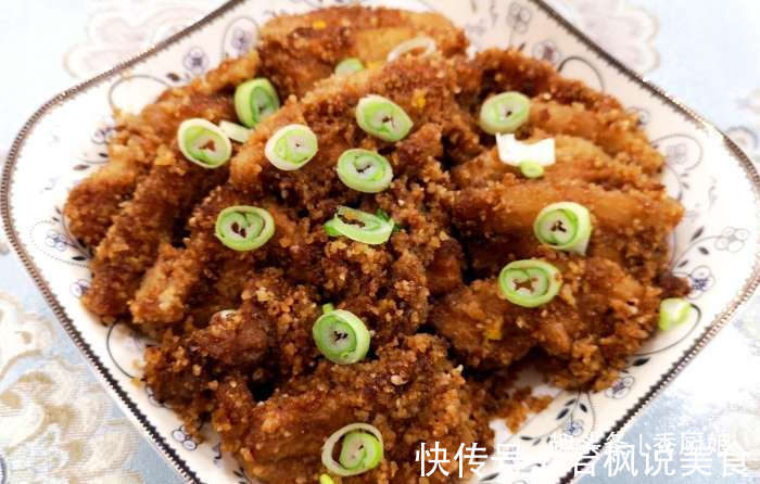 大米别蒸着吃了,配1斤五花肉如此做,简单营养又解馋,越吃越香