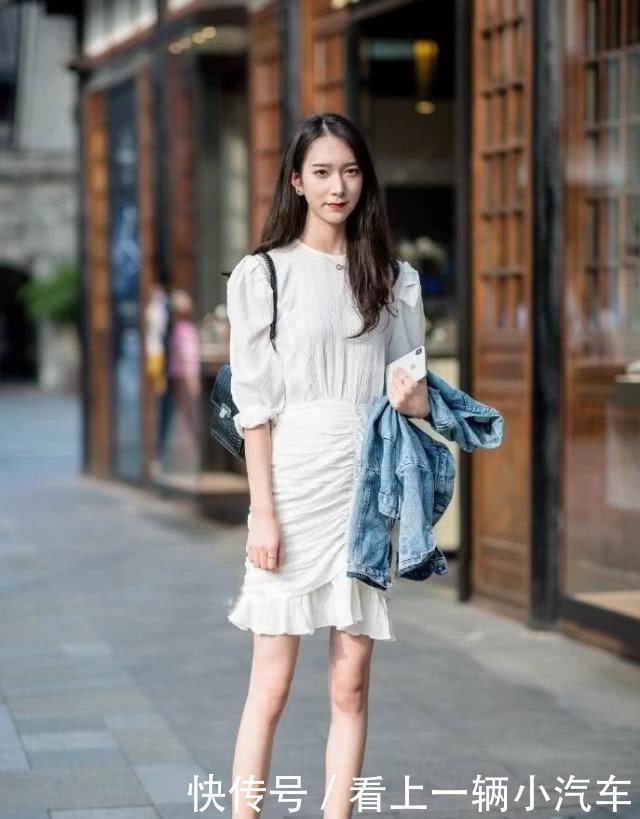 街拍:粉色的针织衫搭配蓝色牛仔裤,清清爽爽的还很显腿长