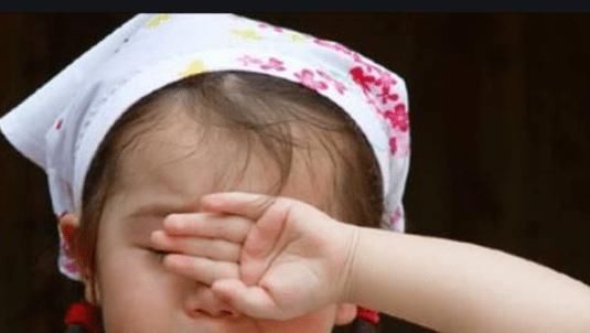 哭闹|当孩子扯着嗓子哭闹时,有一种看似无害的处理方式,实则伤娃最深