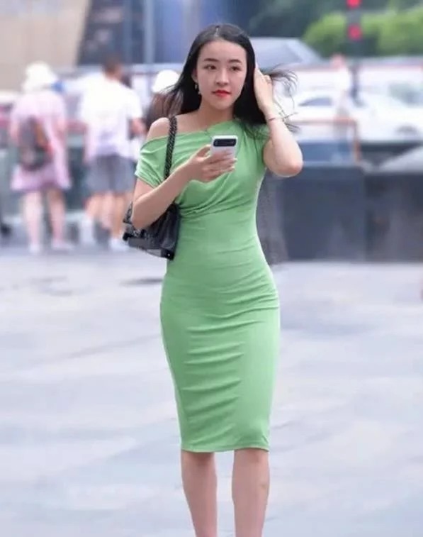 街拍:面带微笑时尚大方的美女,看起来很有都市丽人的范