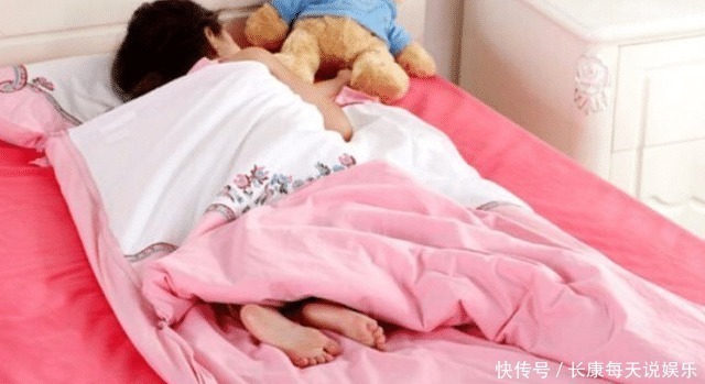 被子|宝宝睡觉总踢被子不一定是热，这些“苦衷”，多少宝妈还不知道