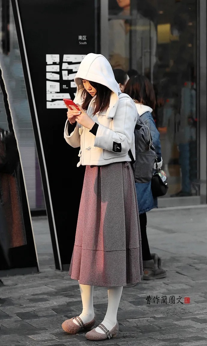  靓女|街拍：用长筒白袜打造优质美腿的靓女