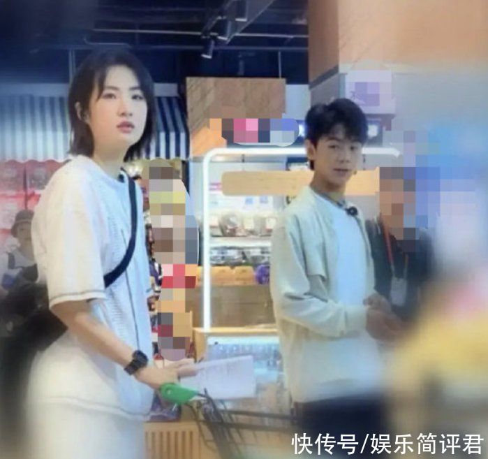 真一個(gè)人|同是和丁真一起逛街，周也姚安娜態(tài)度差太多，一個(gè)細(xì)節(jié)瞬間路轉(zhuǎn)粉