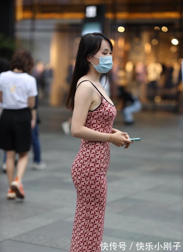 深蓝色 时尚有型的连衣裙更具潮流时尚感,透出完美的成熟感,还很百搭