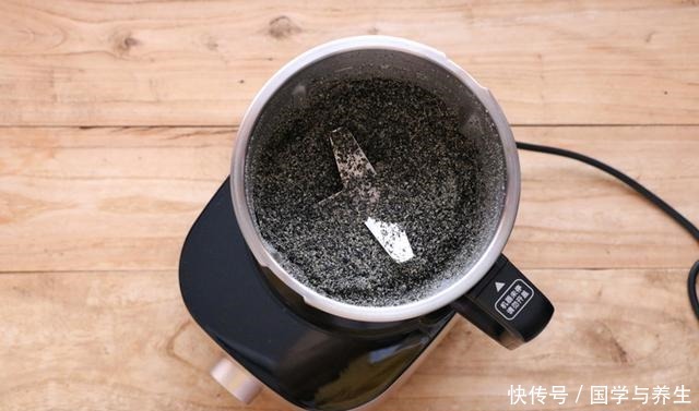 冬天常吃黑芝麻丸，教你三黑配方，不用九蒸九晒，做法太简单了