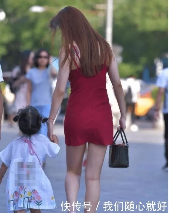 时尚辣妈一身红色吊带衫,大气端庄,韵味十足