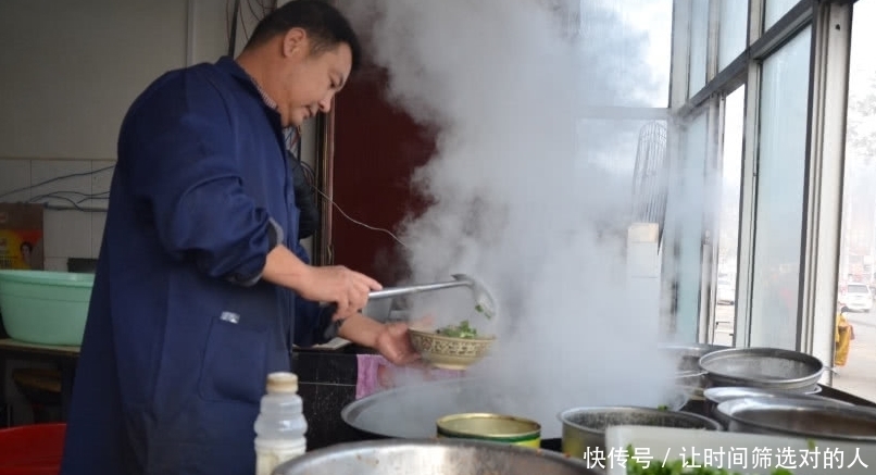 特色|奇闻:河南大叔卖特色“豆腐菜”,一天卖四五百碗,食客:好吃不