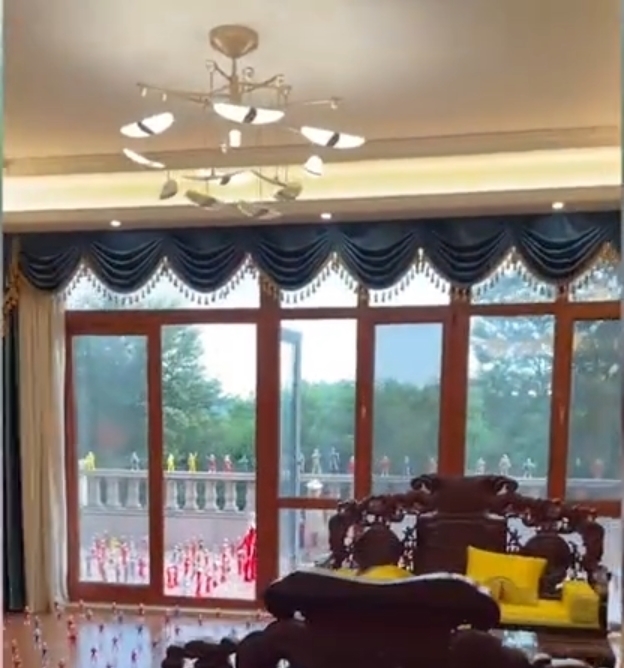 空地上|爷爷将2000个奥特曼摆满自家别墅,萌娃:相信光就不会累