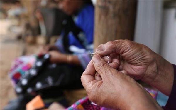 被子总在被罩里“乱跑”别用针缝，教你这个实用小方法，很服帖