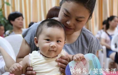 女儿|不放心女儿一人在门外，爸爸拉着2岁女儿进男厕，宝宝神吐槽真萌