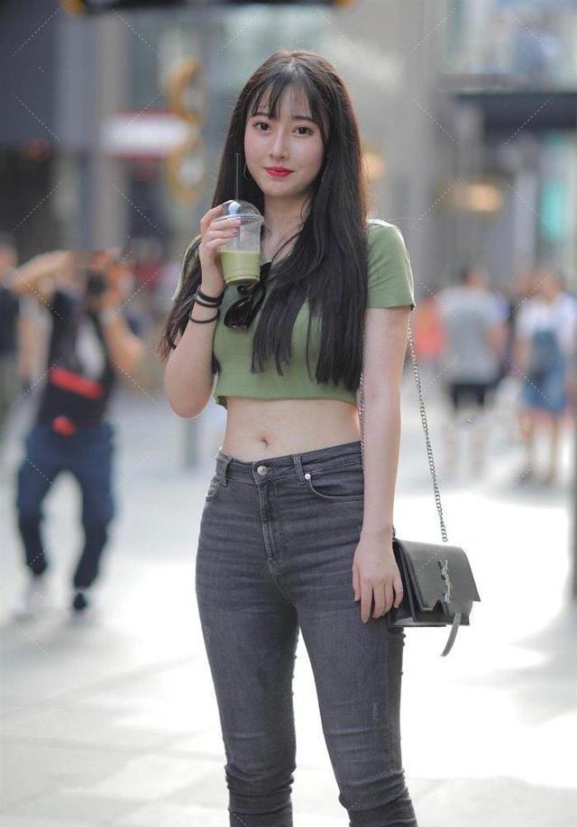 轻便时尚的绿色短T,搭高腰牛仔裤,极简风格的穿搭,美的很自然