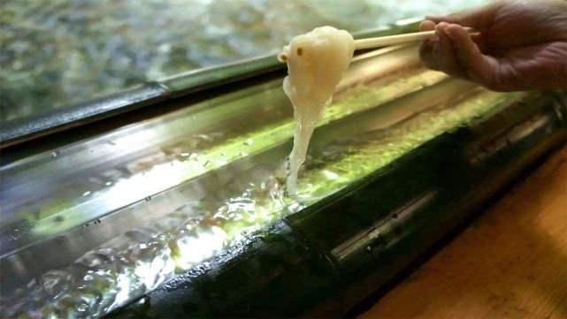 恶心|日本奇葩的“流水素面”,顾客吃完纷纷吐槽,网友吃法有点恶心