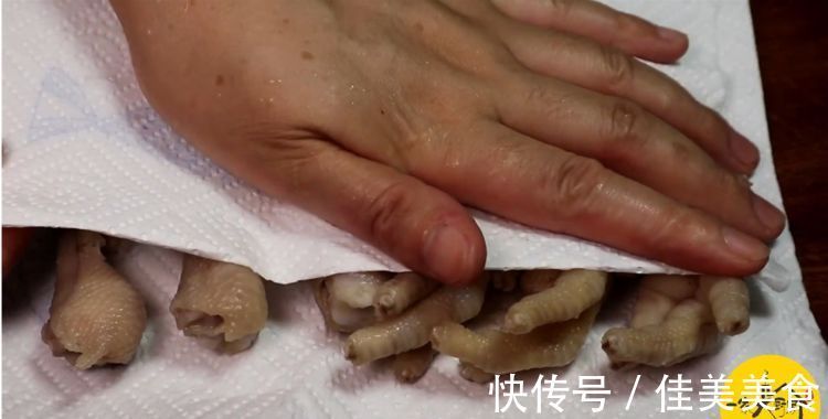 去骨|鸡爪去骨原来这么简单,1根牙签就搞定,又快又完整,太实用了