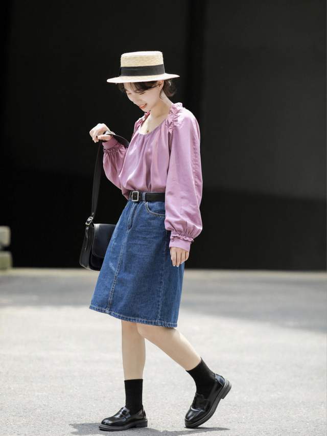 背带裙|会穿的人那么多,要怎样穿才不逊色呢?衬衫+ 牛仔裙简约时尚