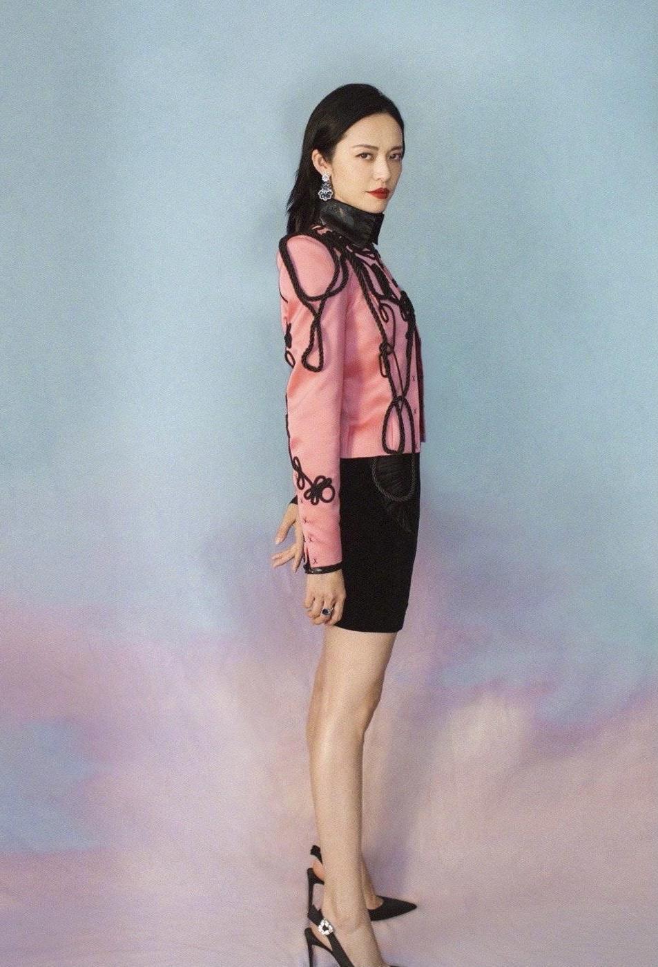 美眉|姚晨真懂“抢镜”,白T恤配外套休闲随性,T恤扎进裤子里好显高