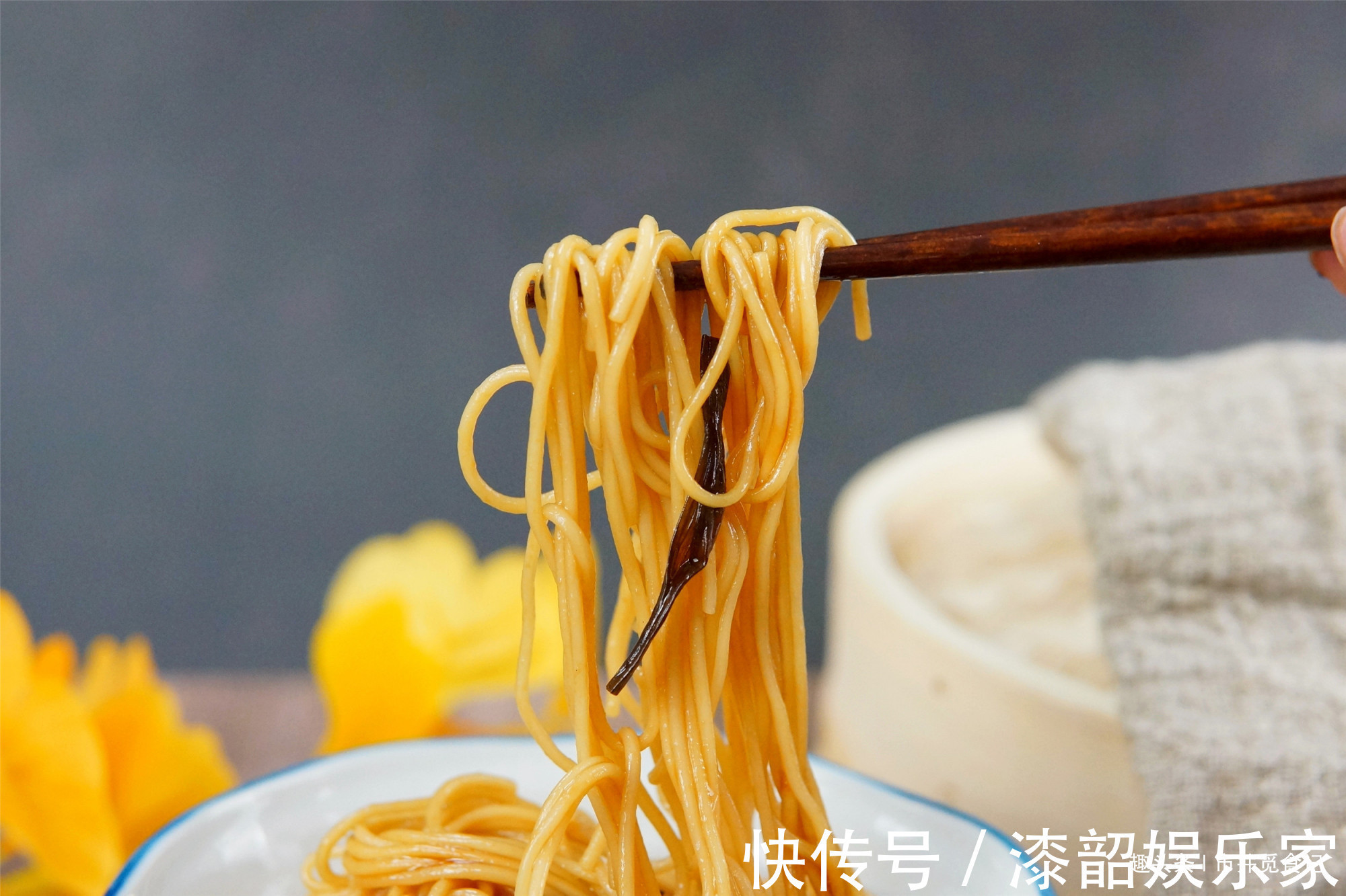 做葱油拌面,少用一味料,难怪不好吃,跟着黄磊做,吃的停不下来