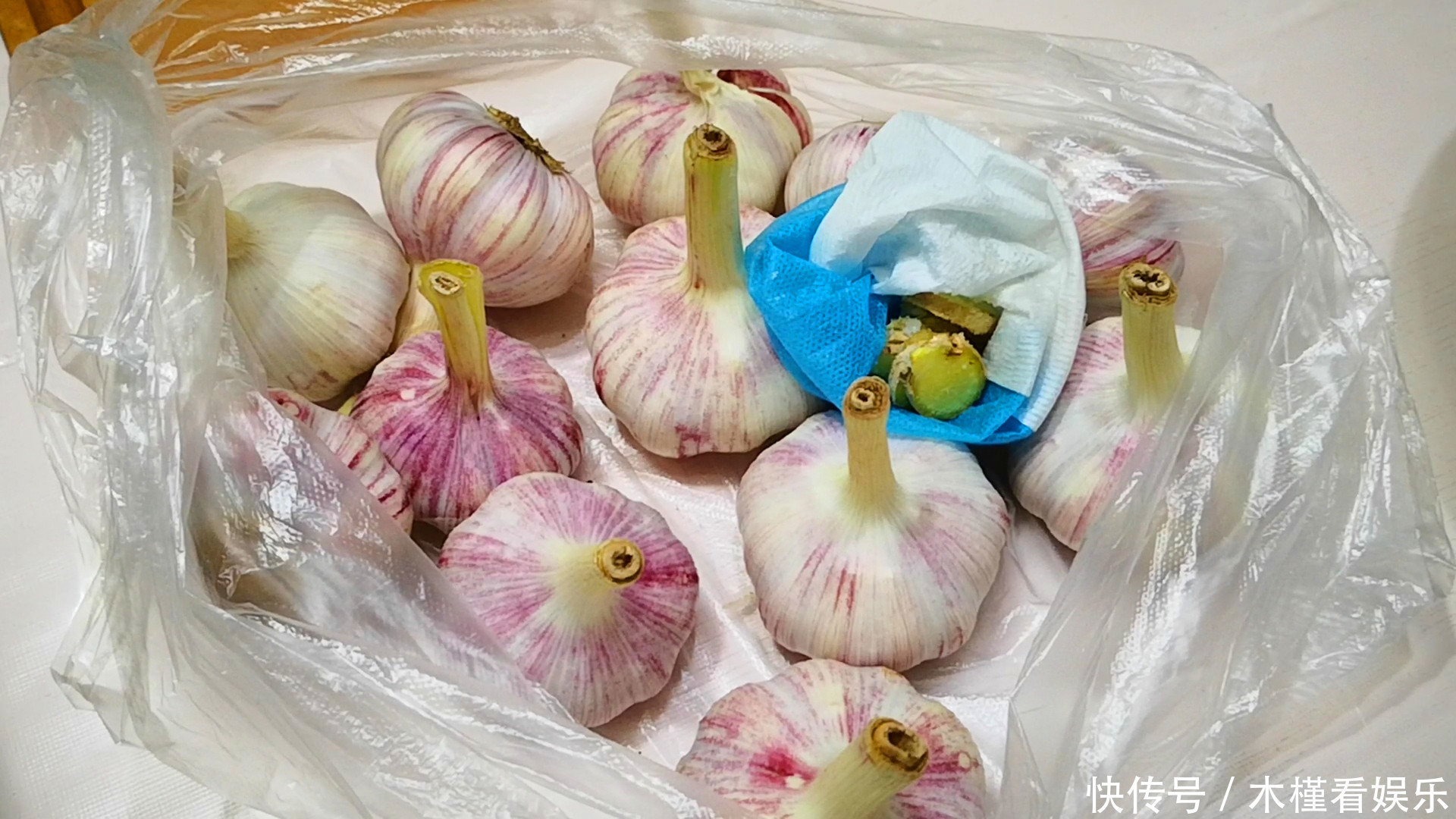 保存起来|夏天大蒜便宜,一次买10斤,这样保存起来,放多久都不干瘪不发芽