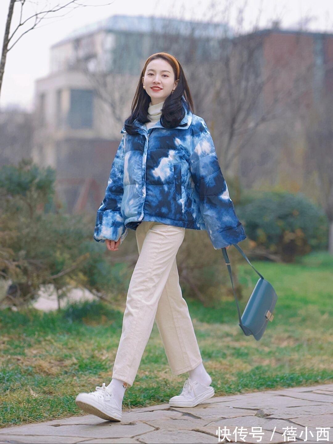 美眉|穿羽绒服下装搭什么才时髦?首选“小白裤”和“半身裙”,真好看