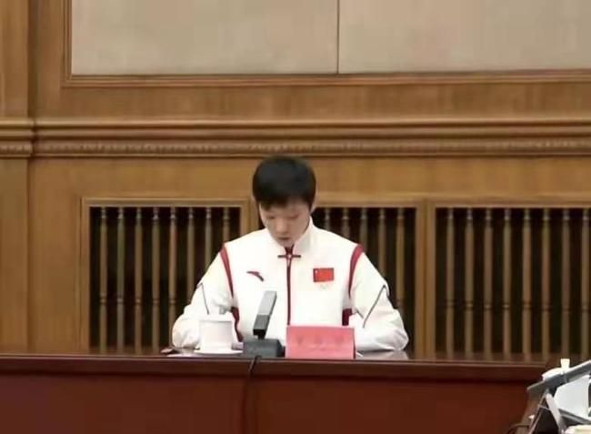 樊振东|王曼昱首度亮相!开完会直奔北京,恩师亲自接机,莎莎食堂合影