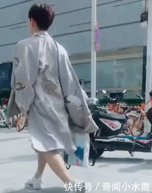 汉服小哥哥街上散步,当看到下半身后,网友:属实刺激