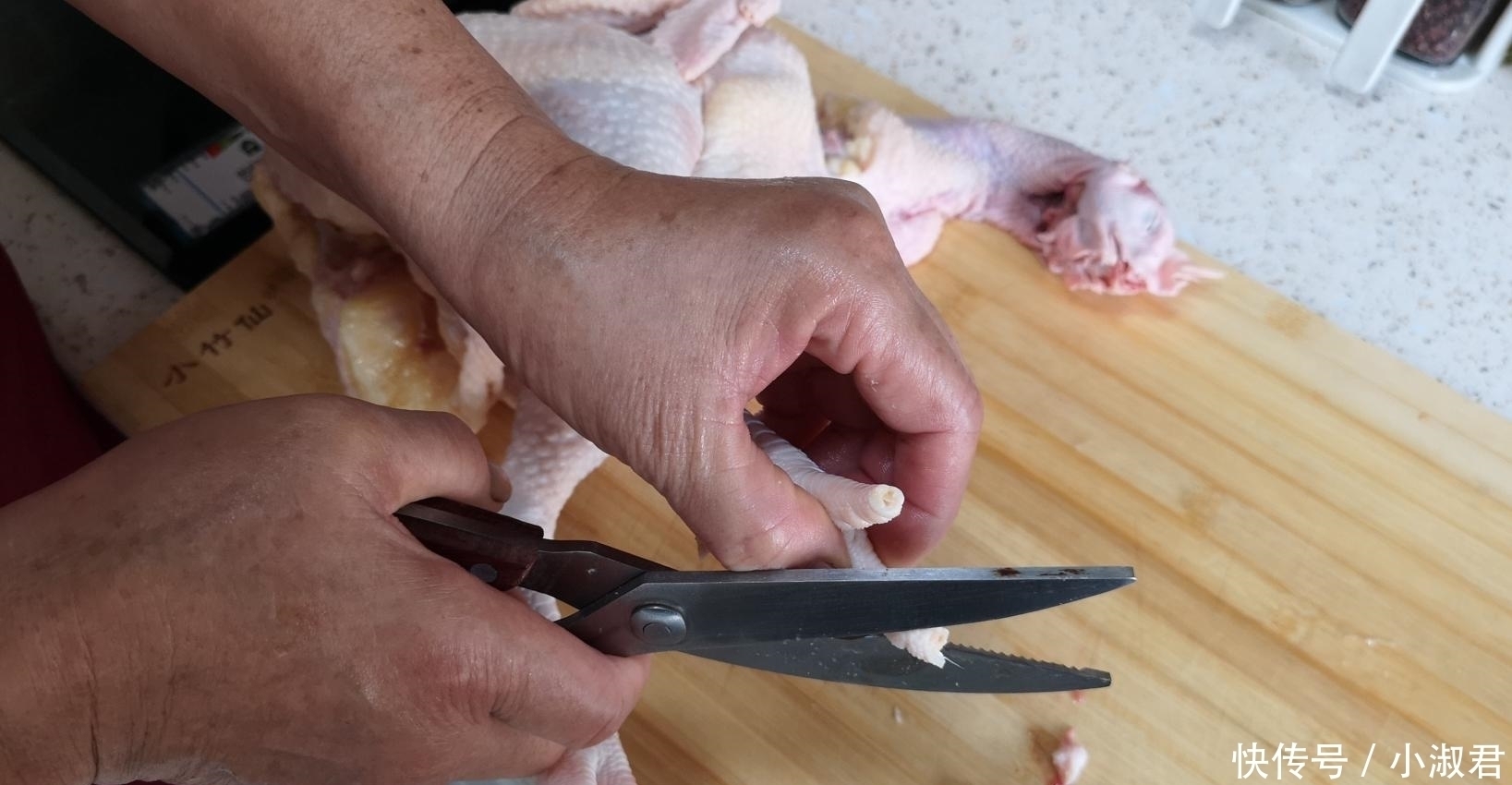 炖母鸡汤要不要先焯水,难怪做出来的鸡汤不好喝,第一步就错了