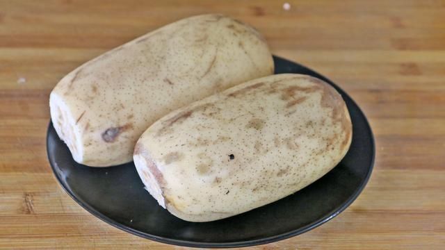  莲藕别再炖汤了，教你1个新做法，比吃肉都香，上桌连汤汁都不剩